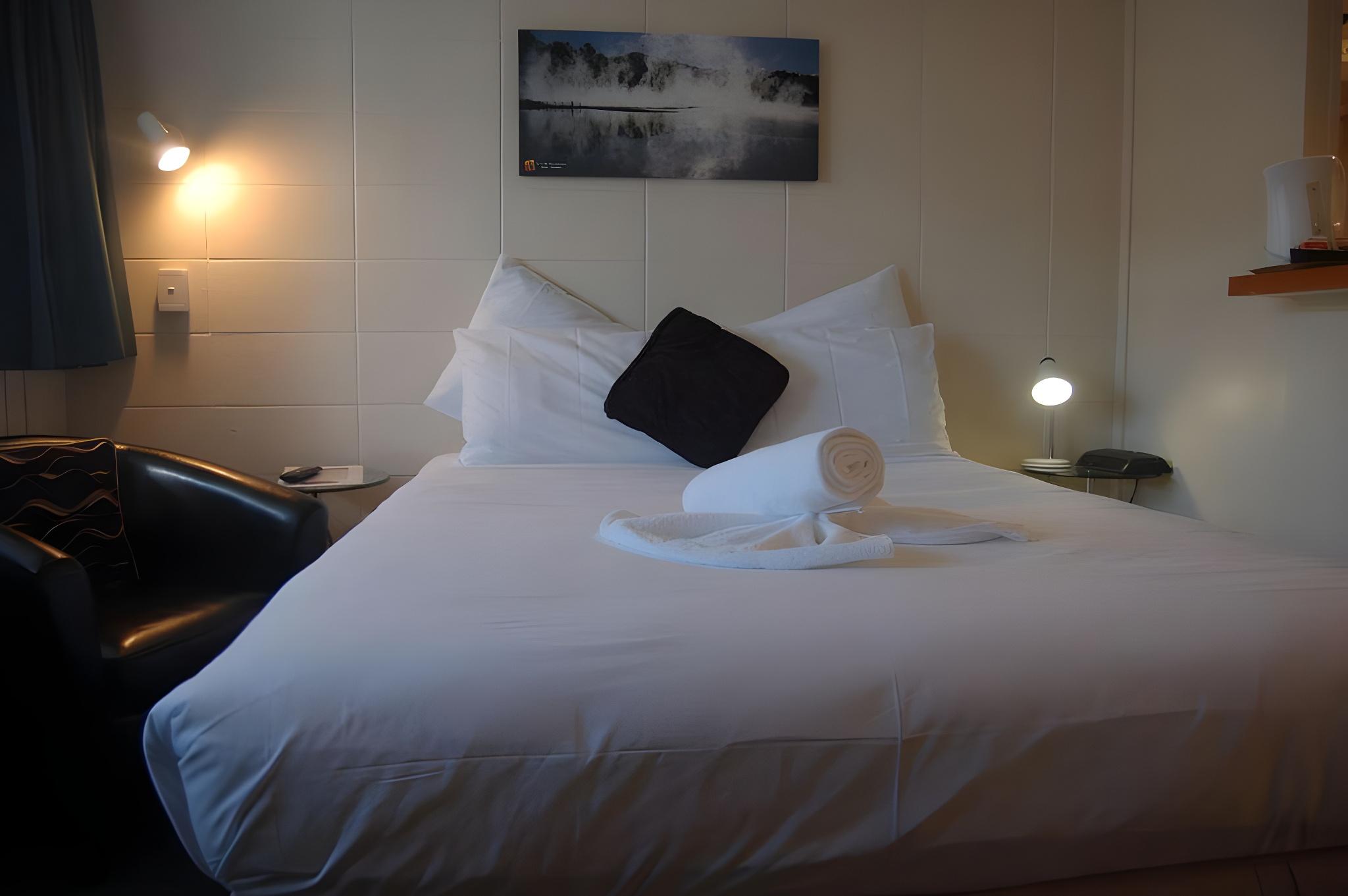 ECONOMY, STUDIO, QUEEN BED, HOT TUB