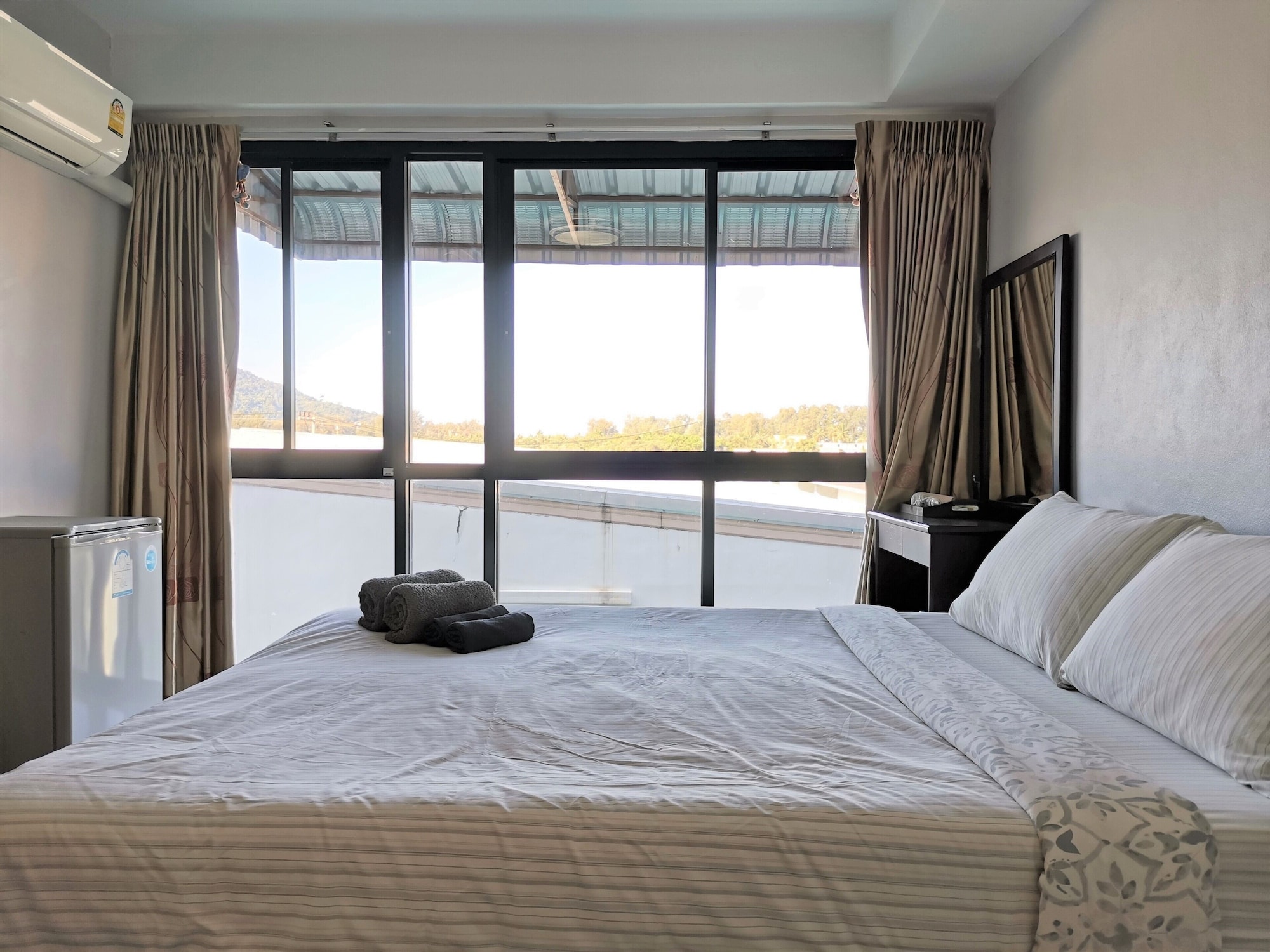 DELUXE, QUEEN BED