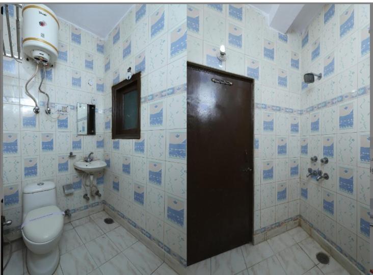 Lord Krishna Dx Inn Hotel 33/33