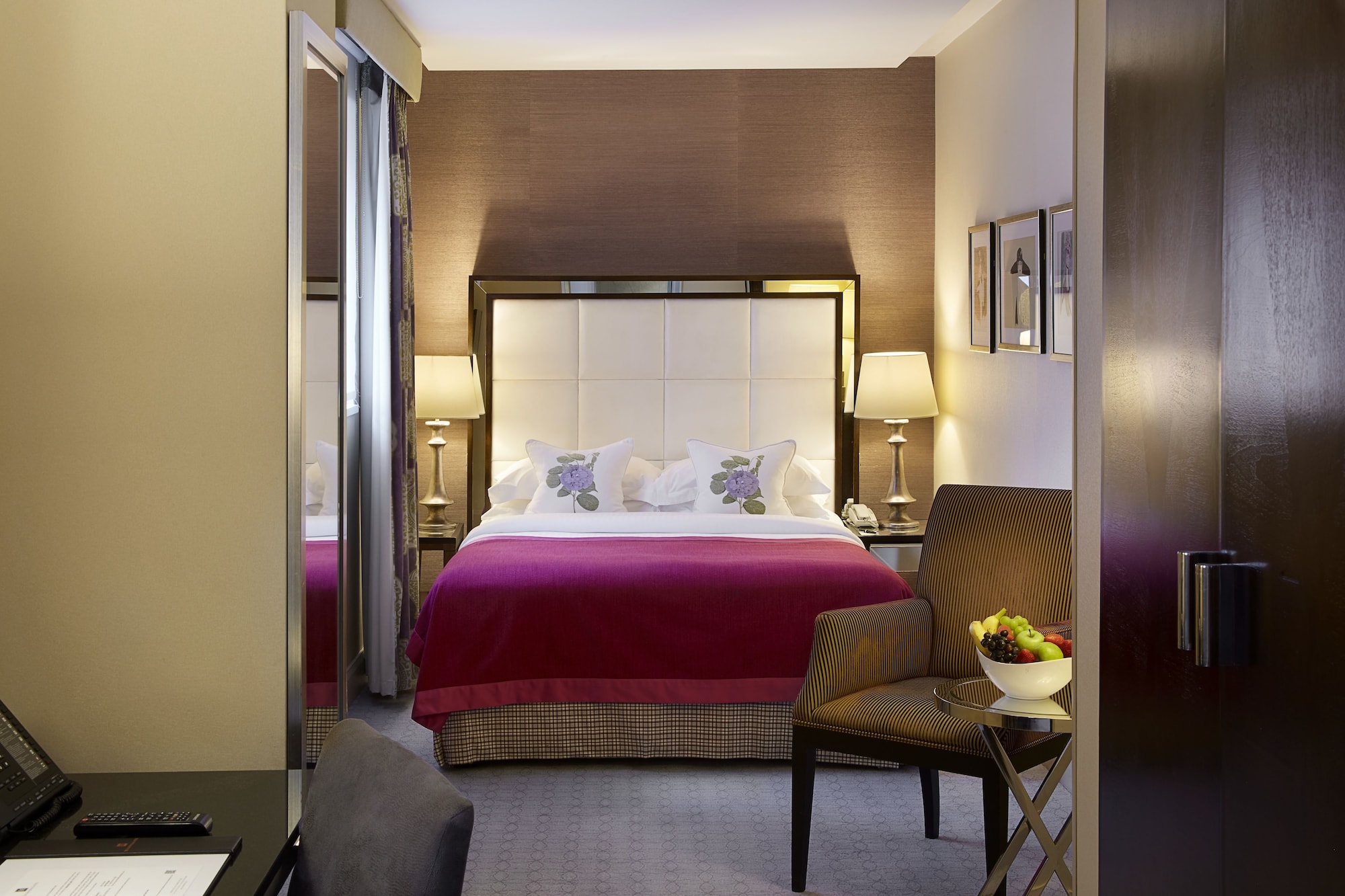 EXECUTIVE, QUEEN BED
