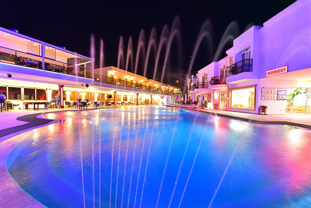 Tropicana Beach Apartments 32/38