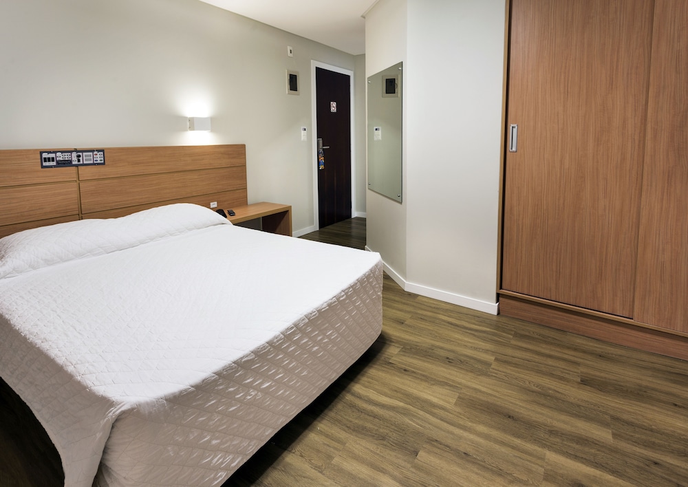 ROOM, DOUBLE OR TWIN BED