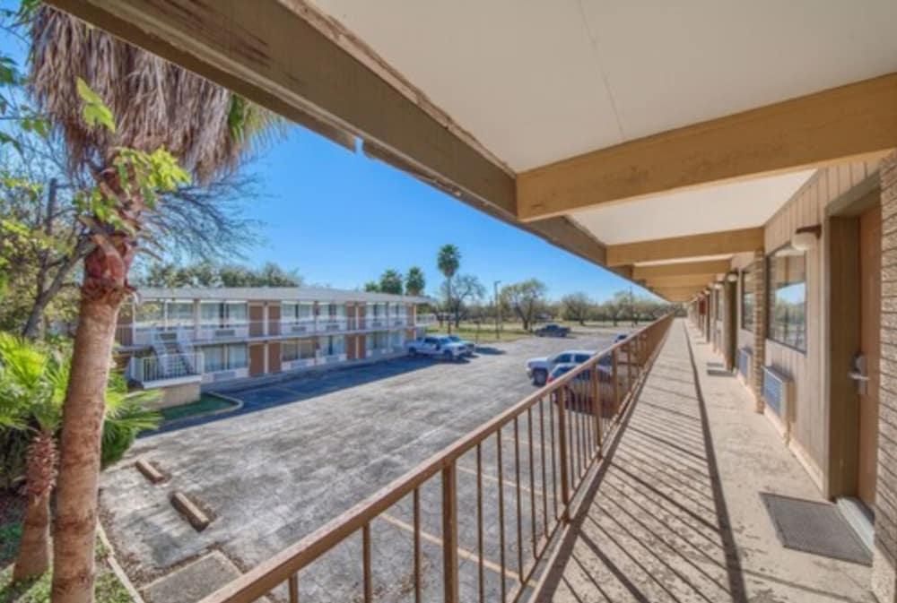 Americas Best Value Inn Uvalde 8/31