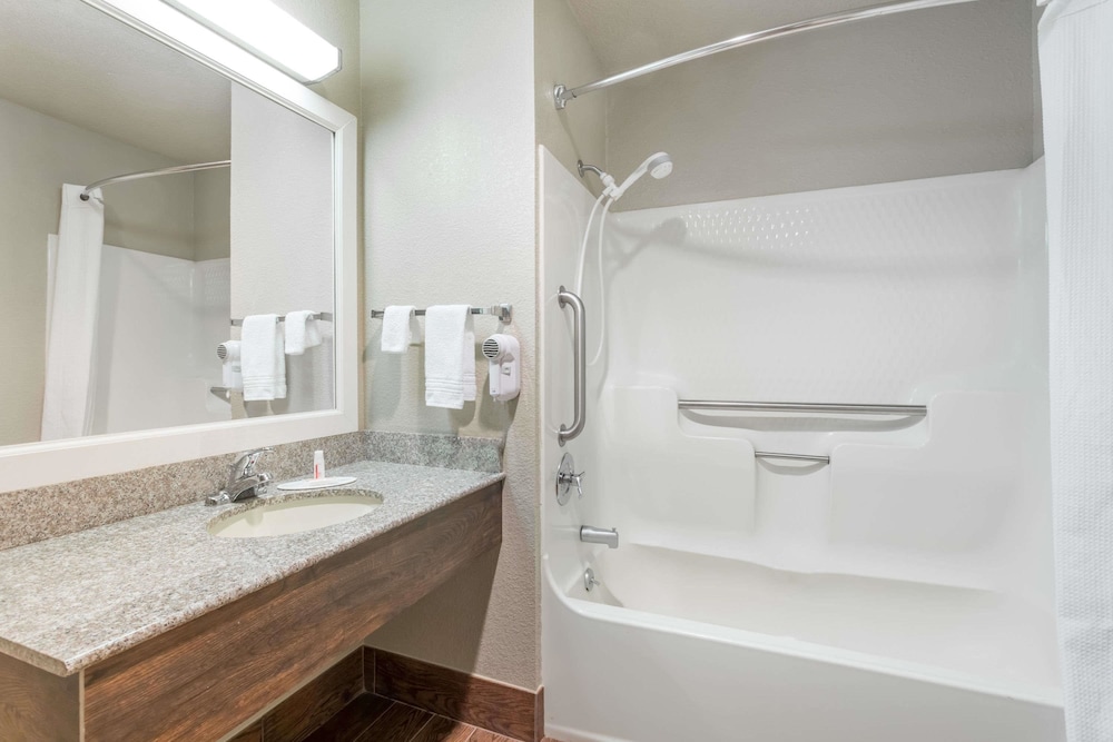 Quality Inn Cornelia GA 18/33