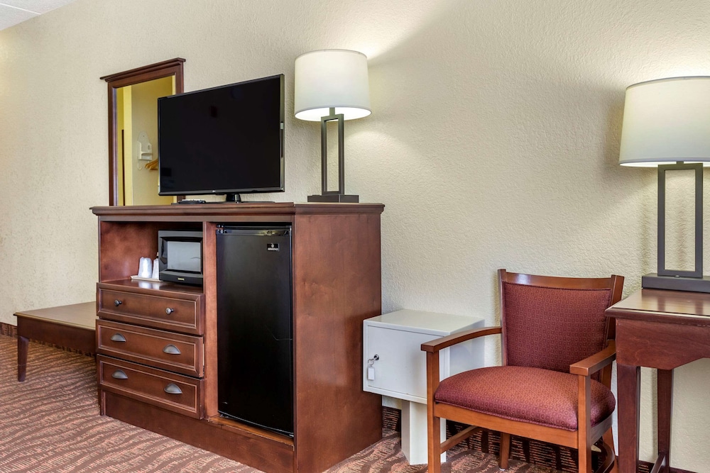 Comfort Inn and Suites Branson Meadows 35/44