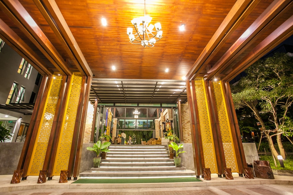 HULA HULA RESORT l truly tropical and fun wellness 58/90