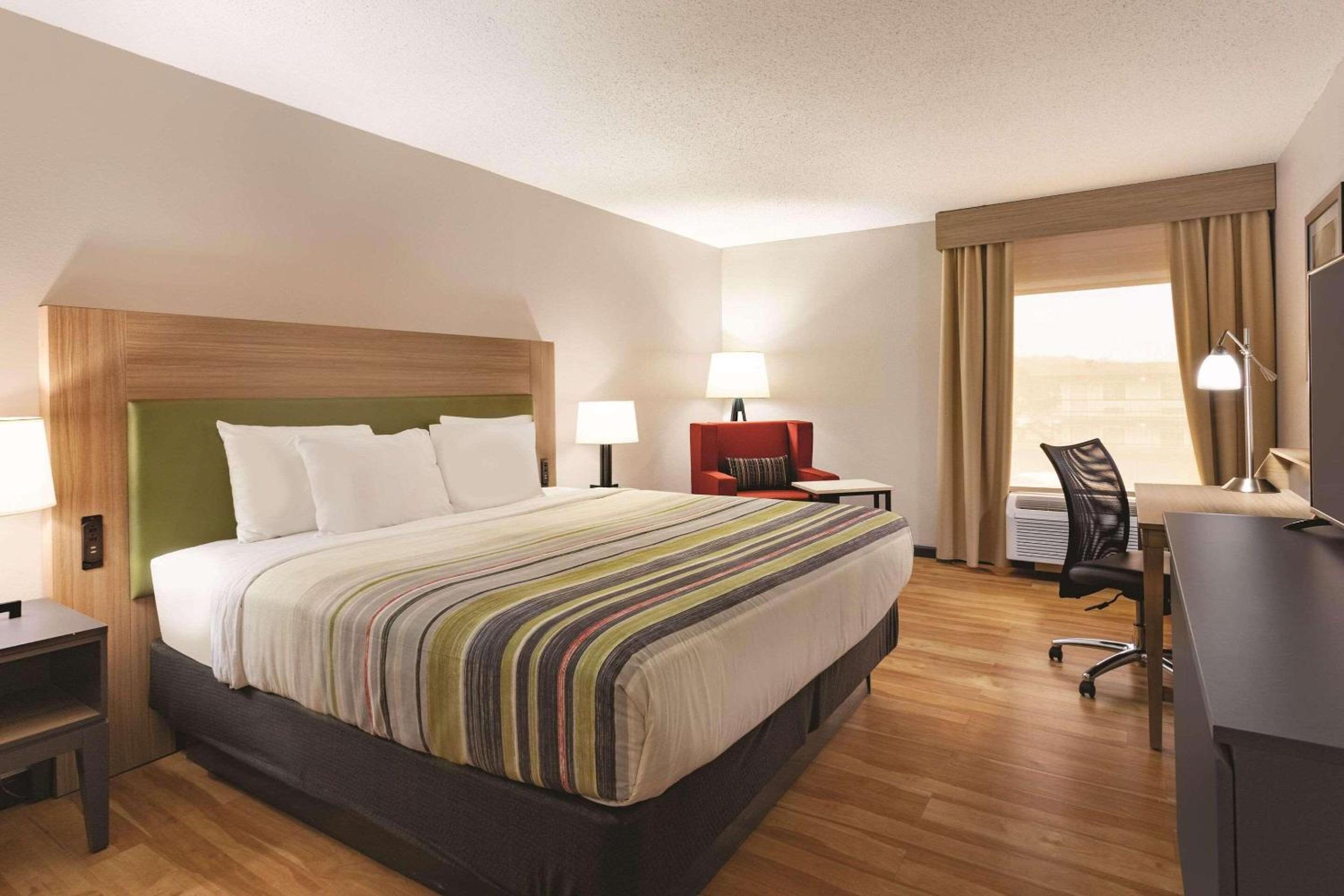 Efficiency, King Bed, Bathtub, Accessible