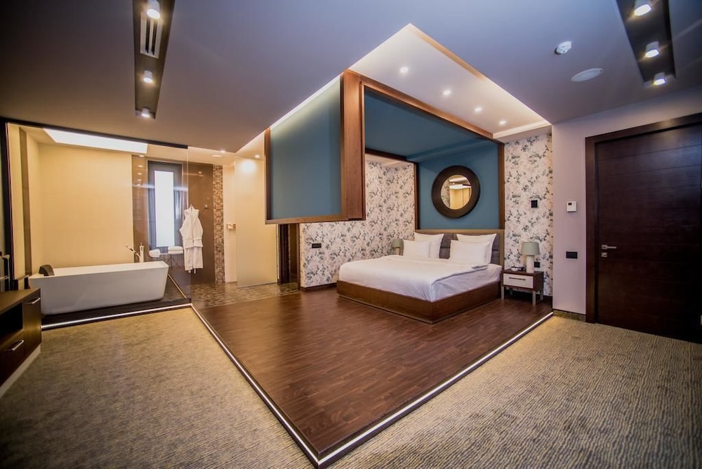 Aghababyan S Hotel 16/77