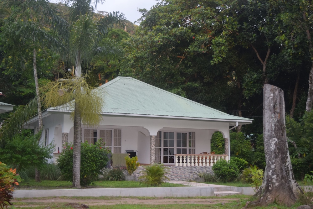 BAMBOO CHALETS 3/39