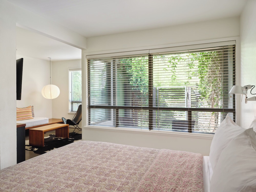 PETITE, STUDIO, QUEEN BED