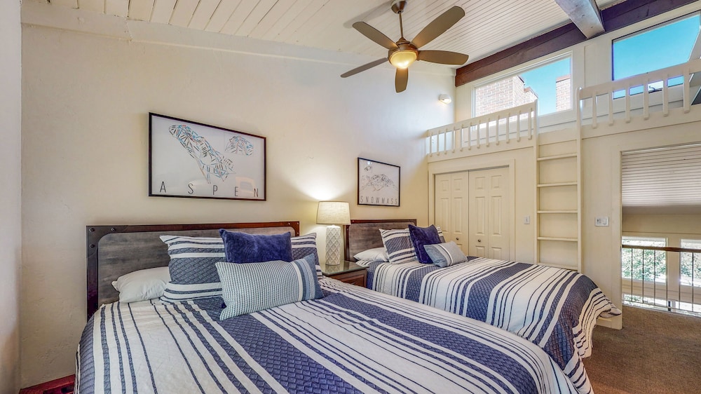 Laurelwood A Destination Residence 10/76