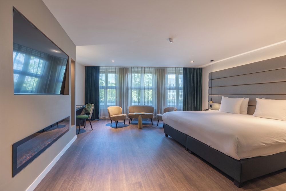 JUNIOR SUITE, KING BED