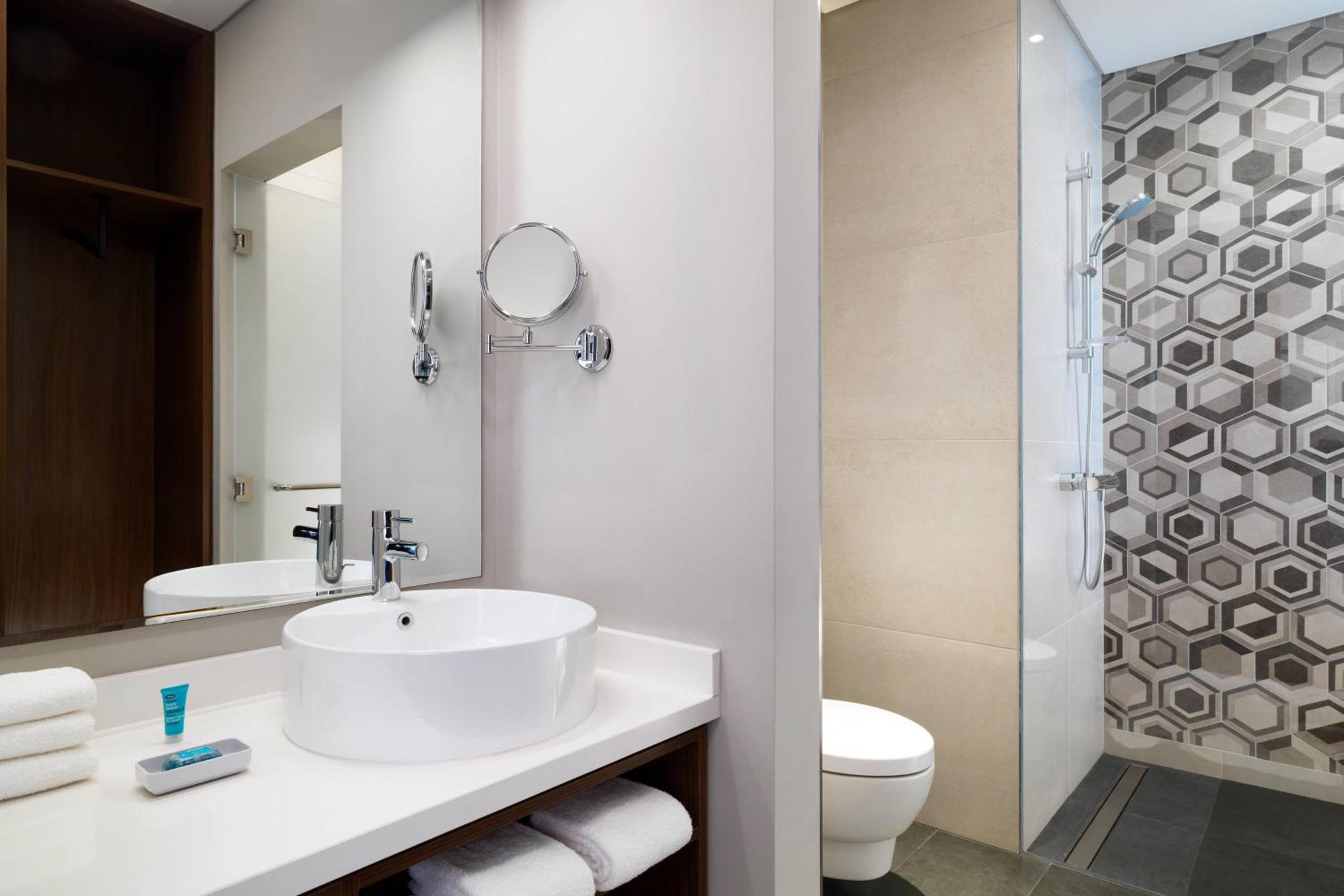 Aloft, King Bed, Pool View, High Floor، Aloft Me'aisam Dubai 4/4