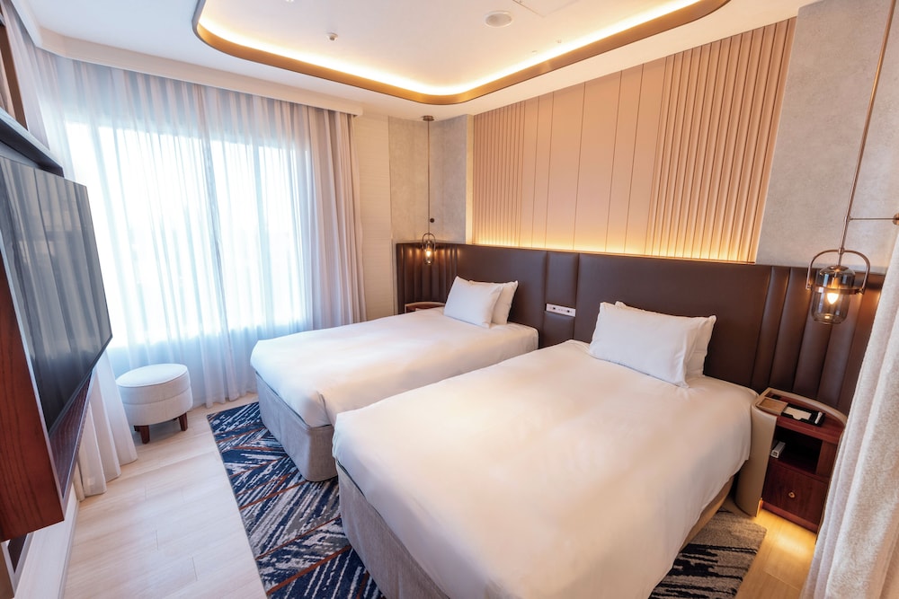 PREMIUM, SUITE, LOUNGE ACCESS