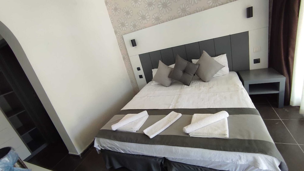 Kalamar Hotel 7/50