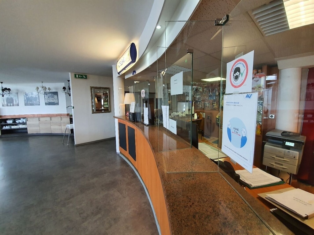 Life Hotel 7/37