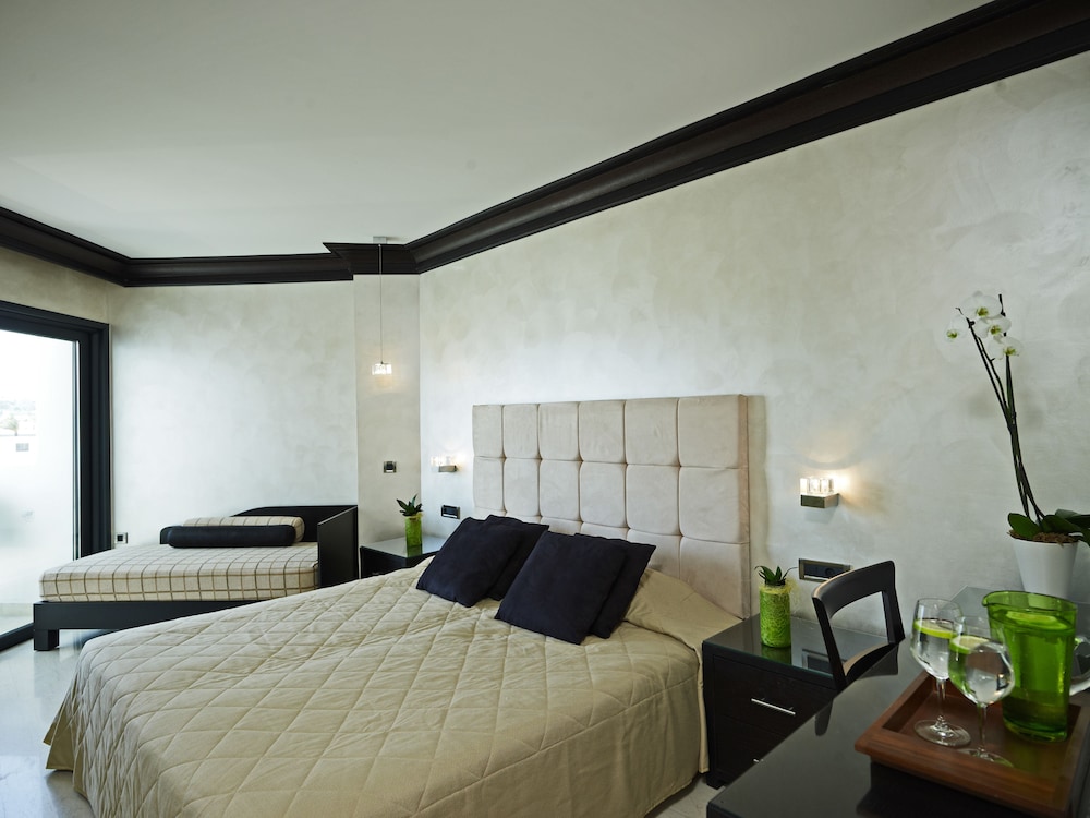 ROOM, TWIN BEDS, PARTIAL SEA VIEW