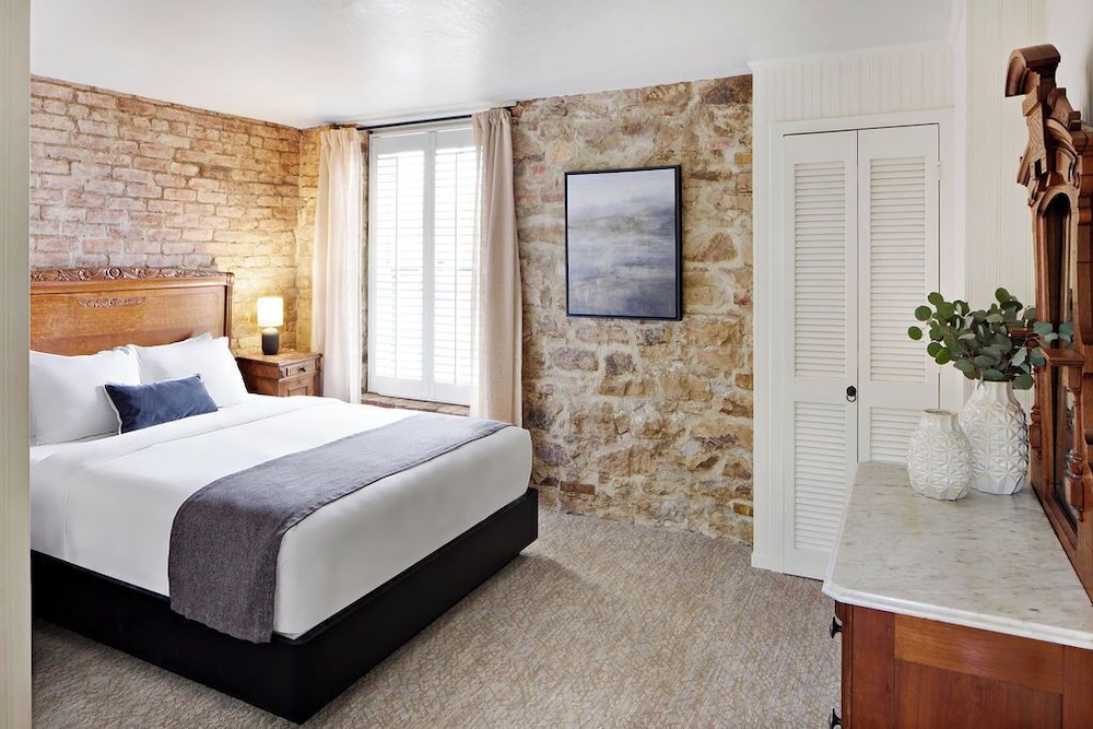 Maison Fleurie, A Four Sisters Inn 25/56