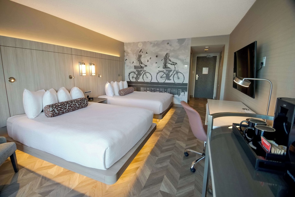 غرفة بسريرين كوين بإطلالة على البحر، Coast Victoria Hotel Marina By Apa 2/4