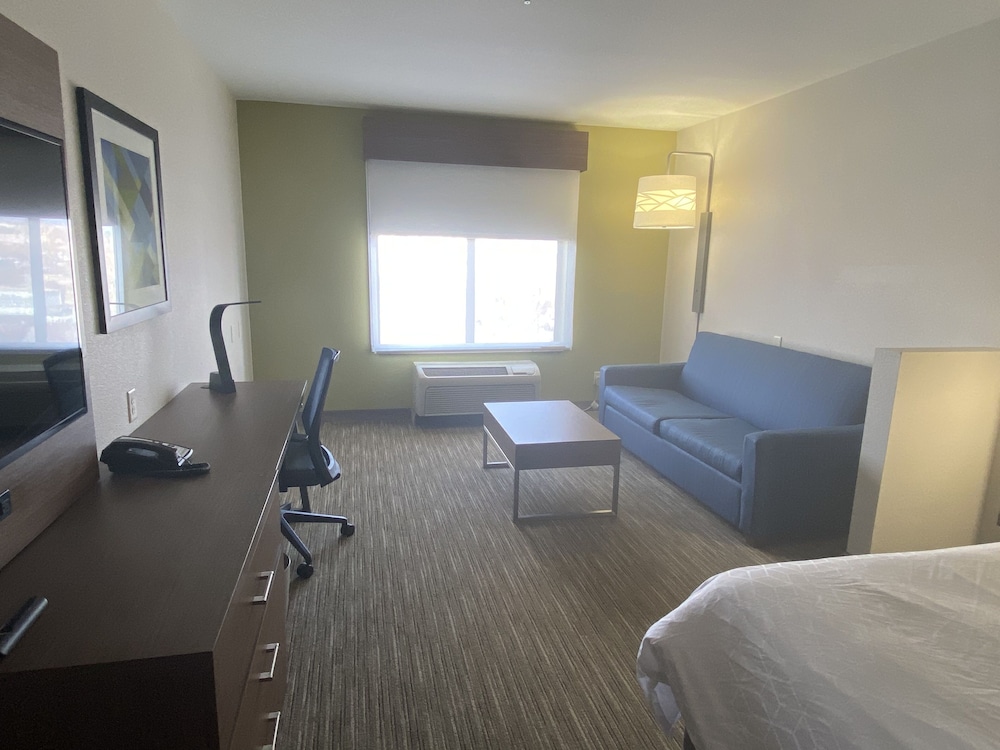 Holiday Inn Express Hotel and Suites Albuquerque Historic Old Town 48/73
