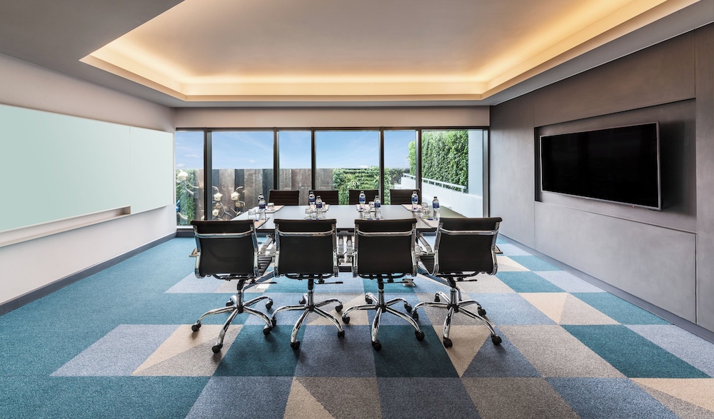Holiday Inn Express Bangkok Soi Soonvijai 32/42