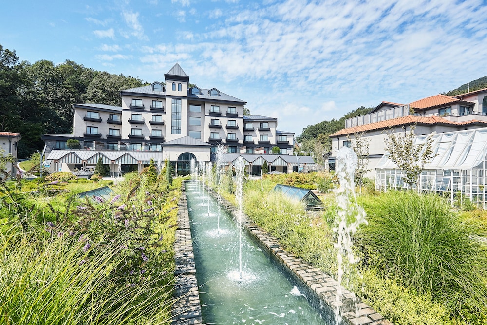 Eden Paradise Hotel 61/63