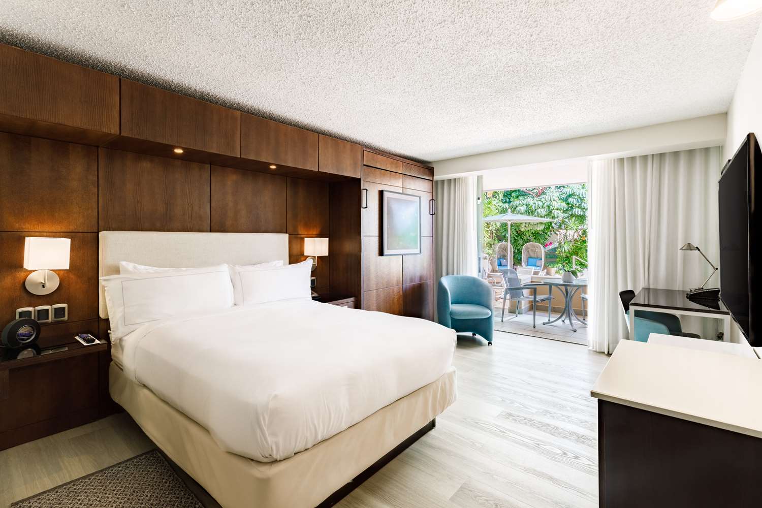 Room, Queen Bed, with Extra Double Bed, Garden View, Balcony