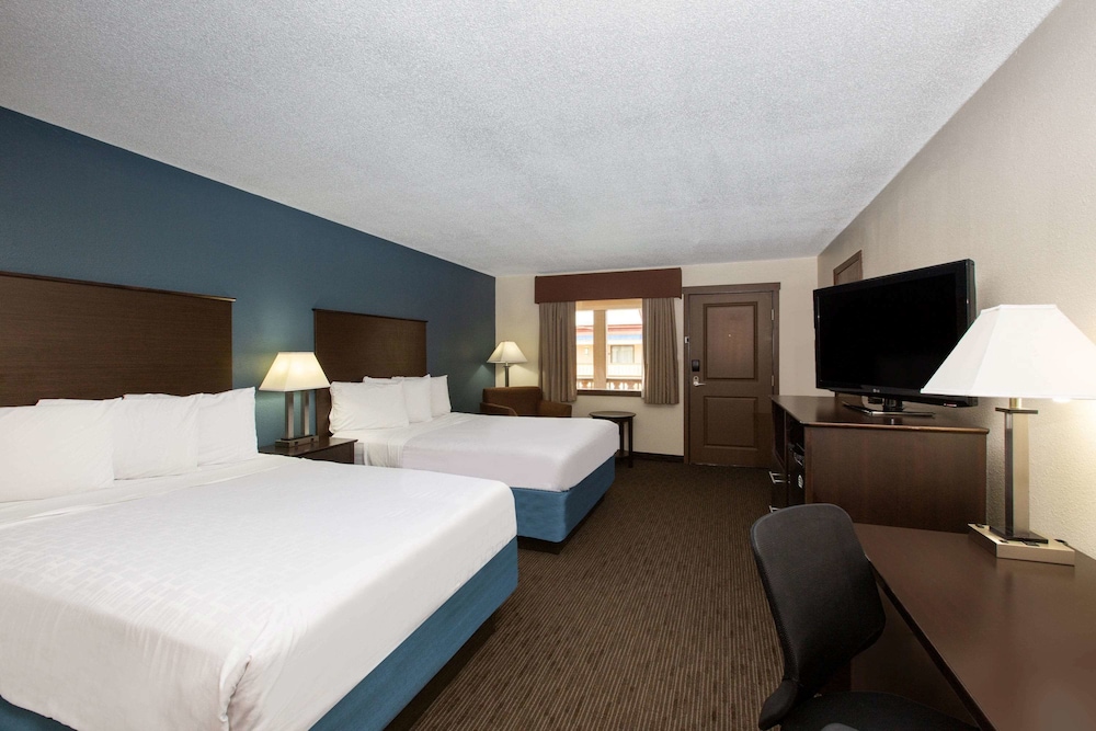 AmericInn by Wyndham La Crosse Riverfront Conference Center 23/45