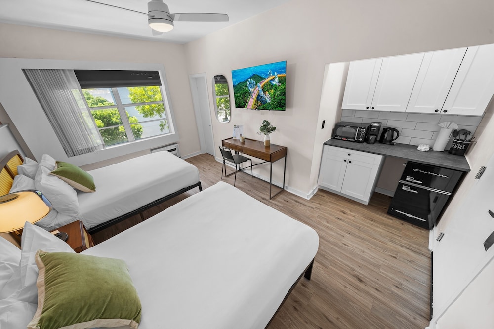 DELUXE, 2 QUEEN BEDS, KITCHENETTE