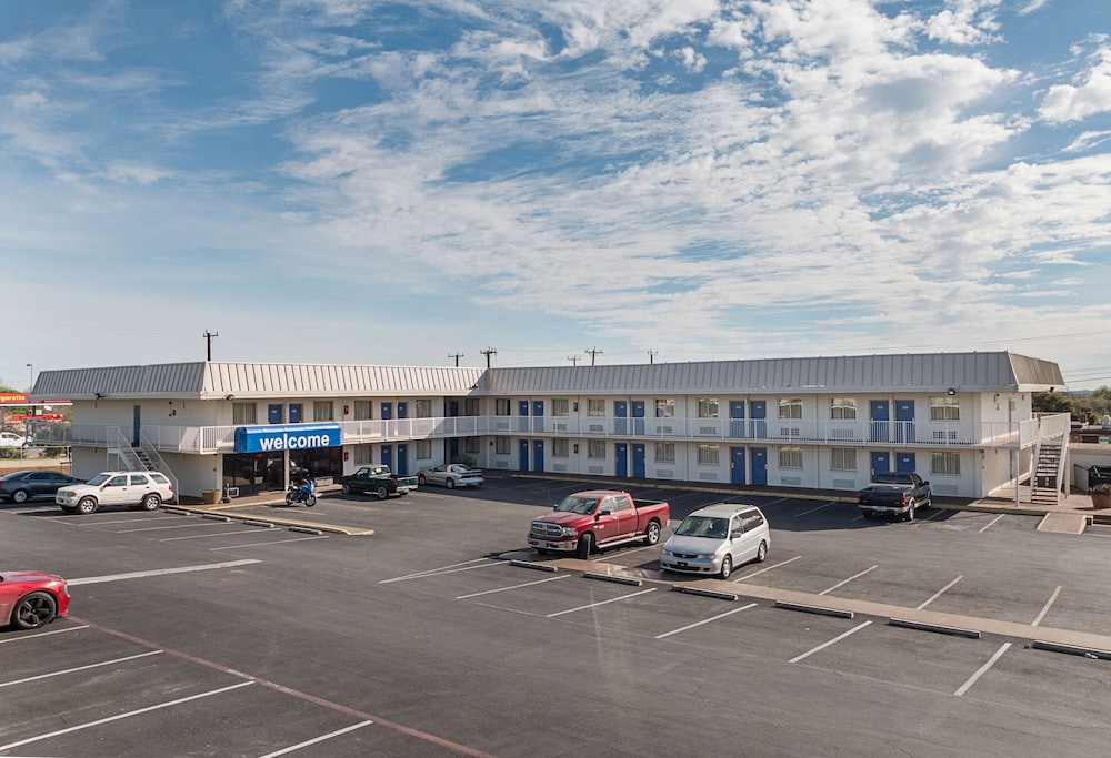Motel6 San Antonio, TX - I-10 West 44/55