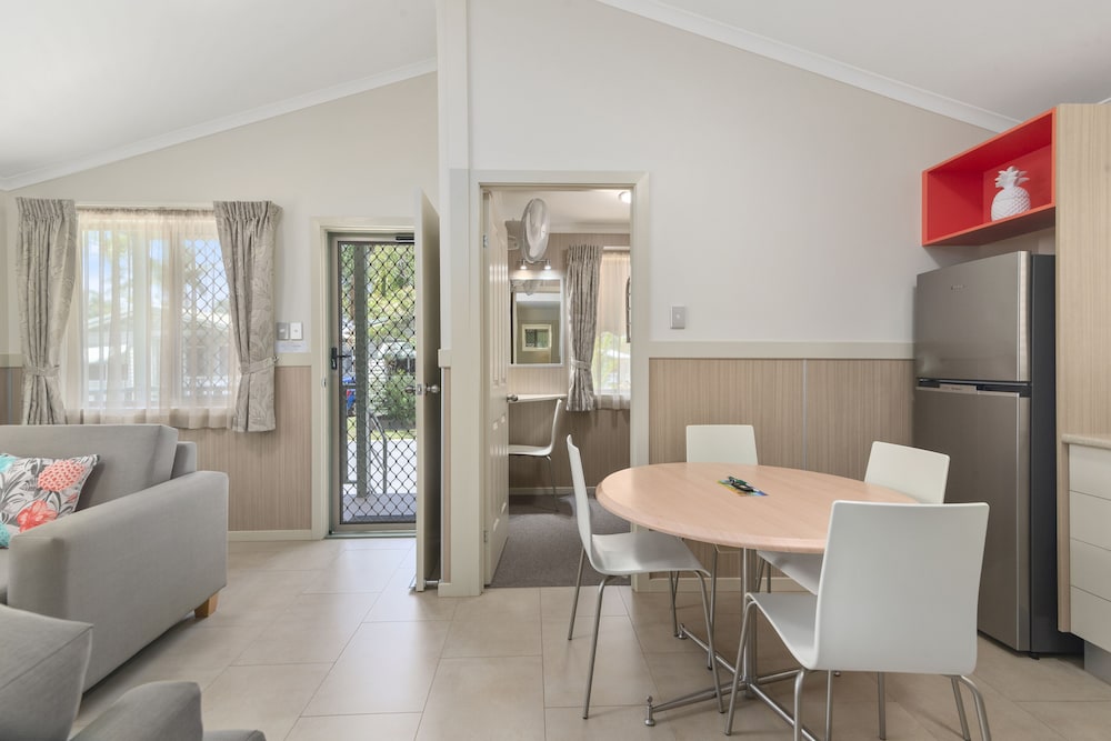ASHMORE PALMS HOLIDAY VILLAGE 57/78
