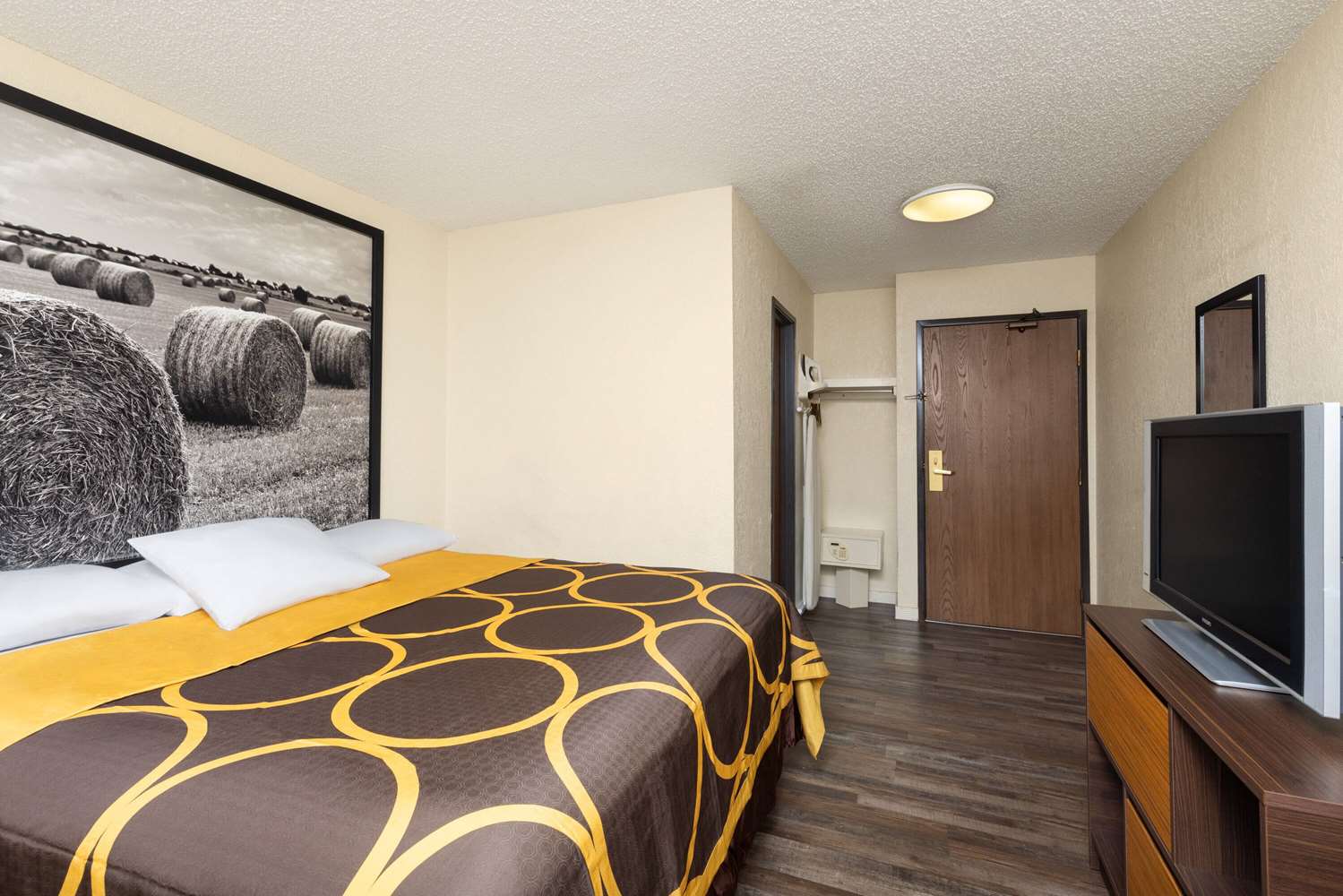 Super 8 by Wyndham Dodge City 11/23
