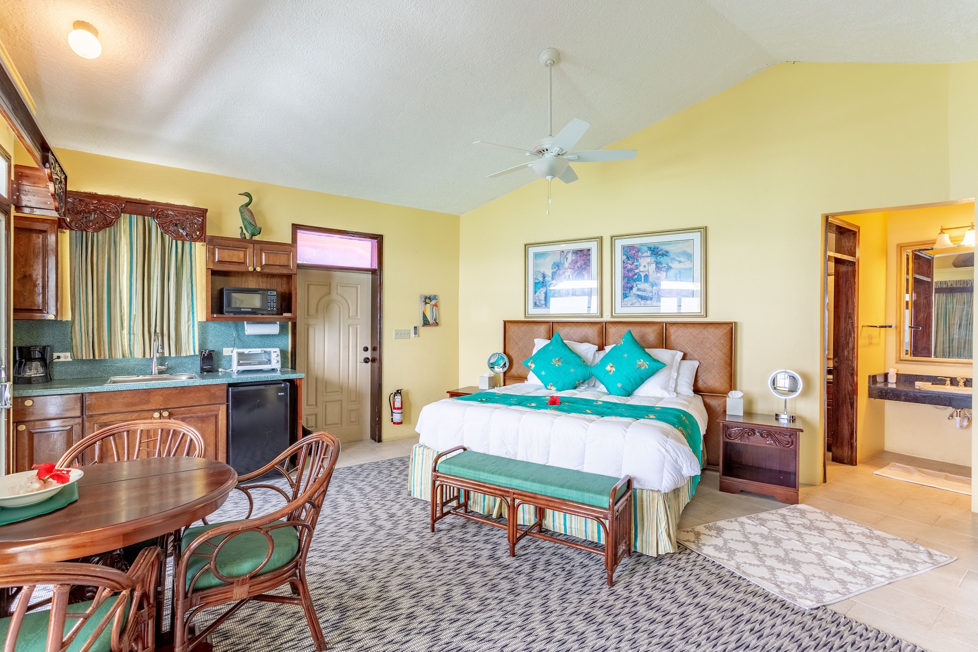 Deluxe, Suite, King Bed, Cliff Side, Ocean View, Sofa