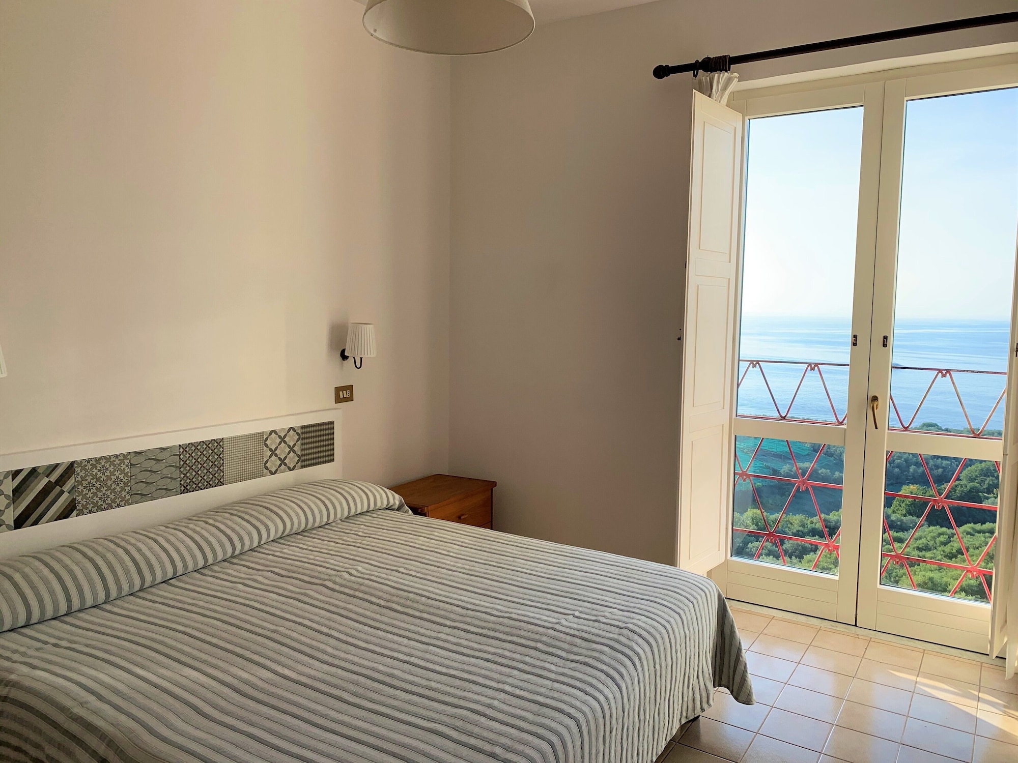 CLASSIC, DOUBLE BED, PARTIAL SEA VIEW