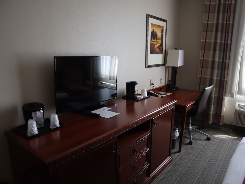 Country Inn & Suites By Radisson, Emporia, VA 33/37