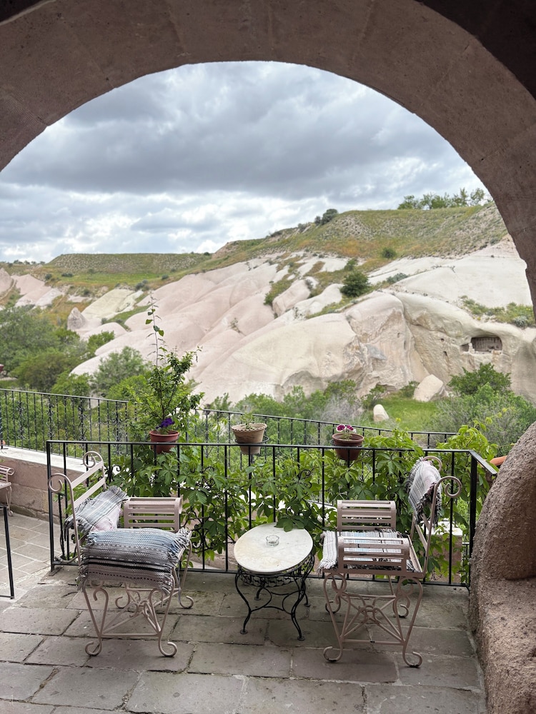 Valley Inn Cave Hotel 46/50