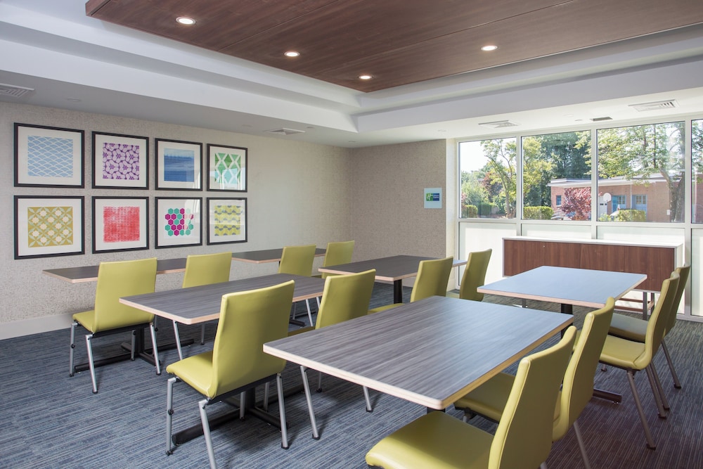 HOLIDAY INN EXPRESS CHELMSFORD 51/65