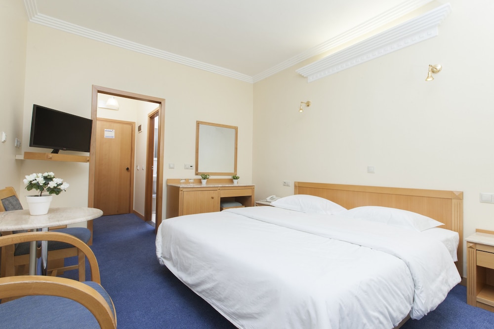 ROOM, DOUBLE BED