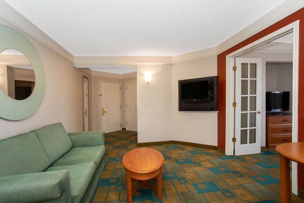 La Quinta Inn & Suites by Wyndham Denver Southwest Lakewood 22/43