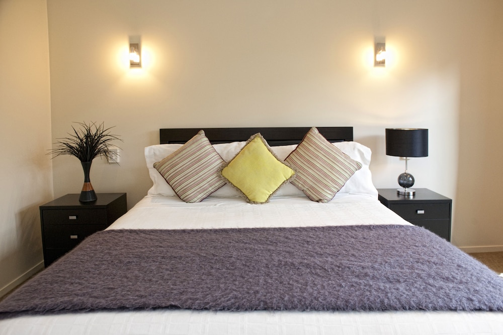 STANDARD, QUEEN BED, BALCONY