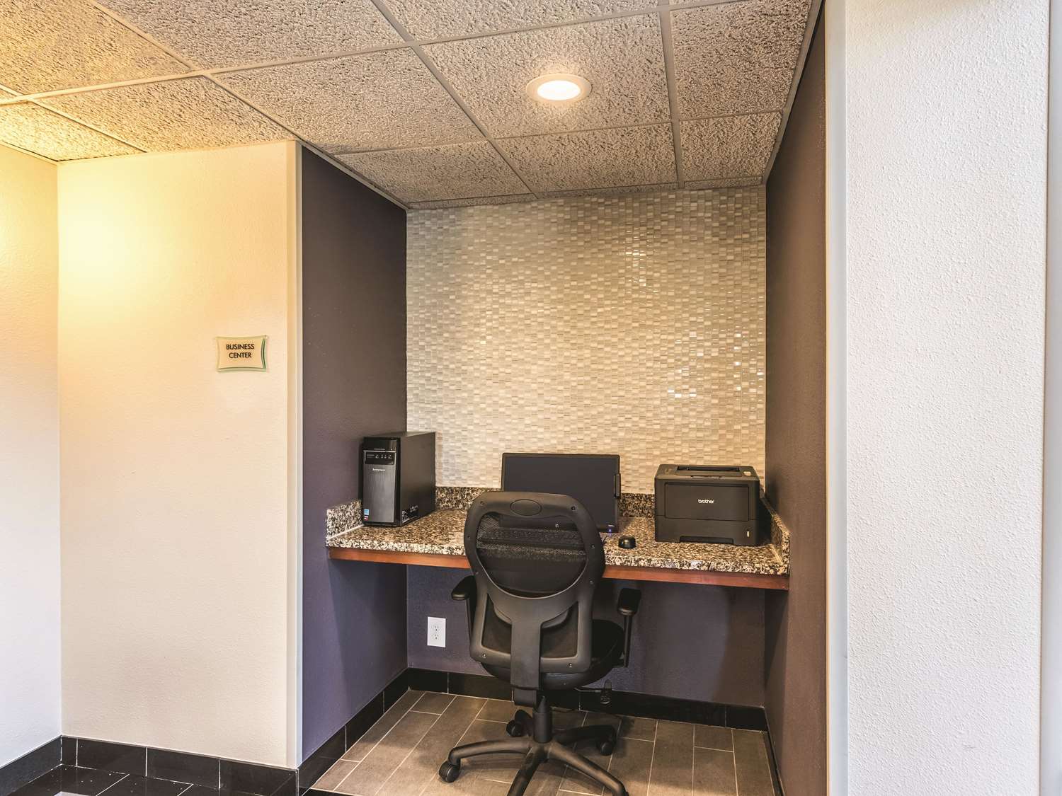 La Quinta Inn and Suites by Wyndham Colorado Springs North 16/18