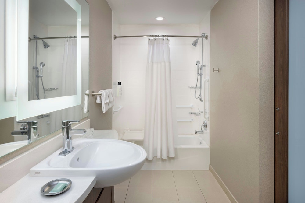 Springhill Suites Wichita Airport 67/69