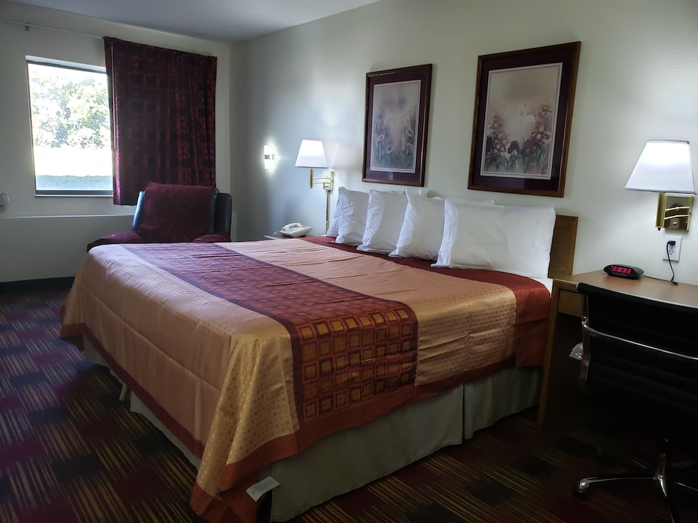 Americas Best Value Inn & Suites Harrisonville 6/33
