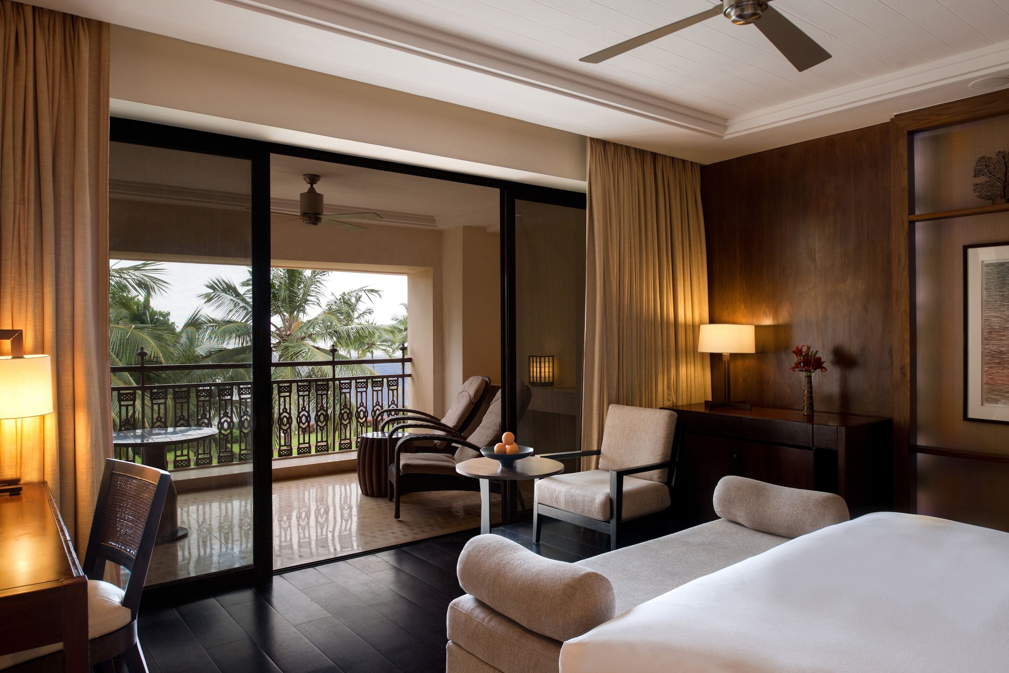 غرفة بسرير كينج بإطلالة على المسبح بشرفة، GRAND HYATT GOA 8/10