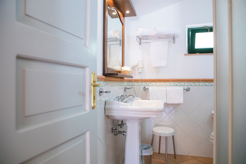 Tower, Economy, Triple, 1 Double and 1 Single Bed، HOTEL VILLA DELLE MERAVIGLIE 3/3