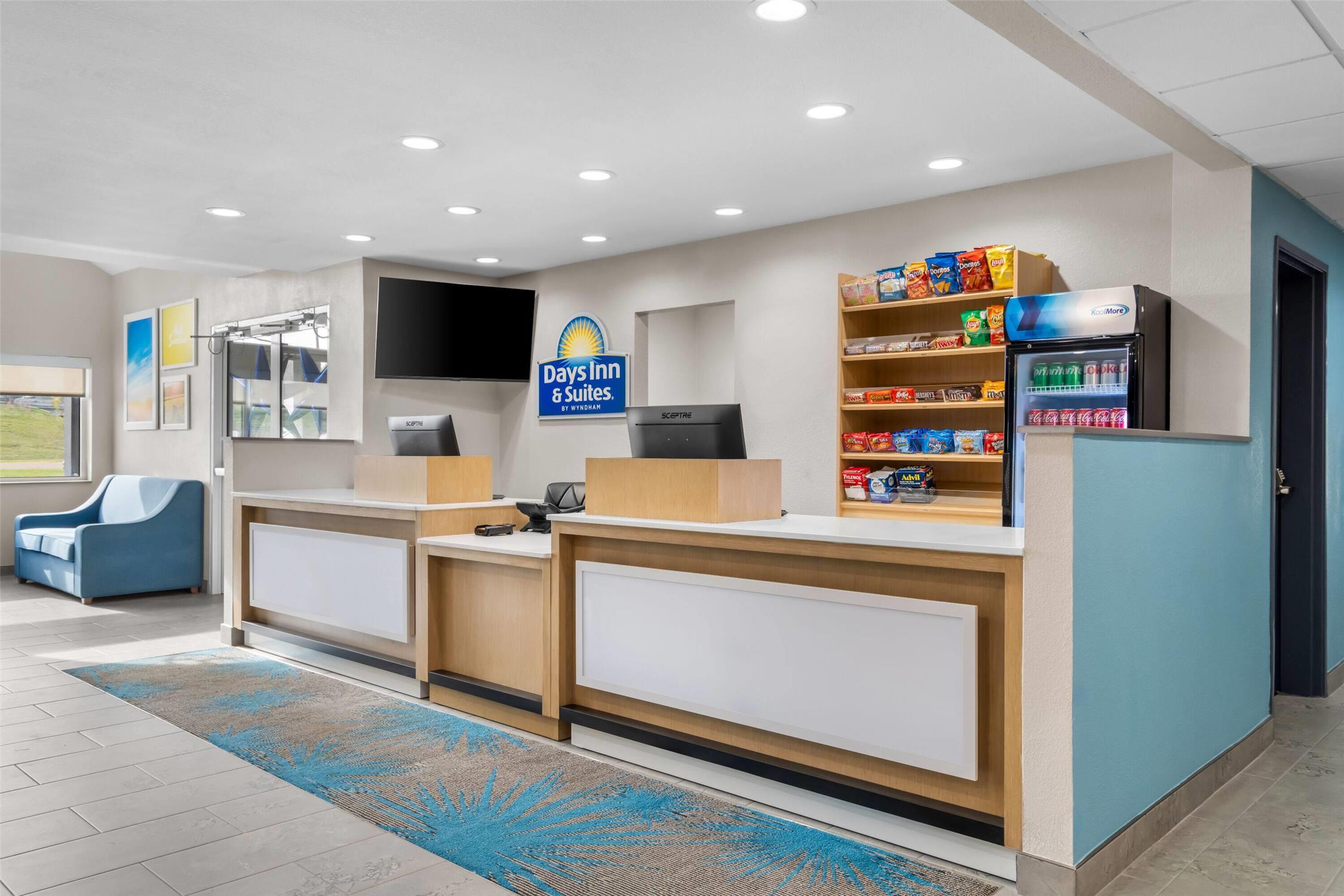 Days Inn & Suites by Wyndham Brandon Amphitheater 9/27