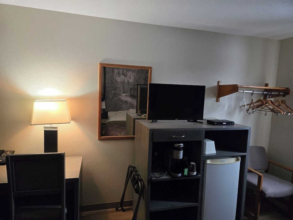 Super 8 by Wyndham Salmon Arm 29/35