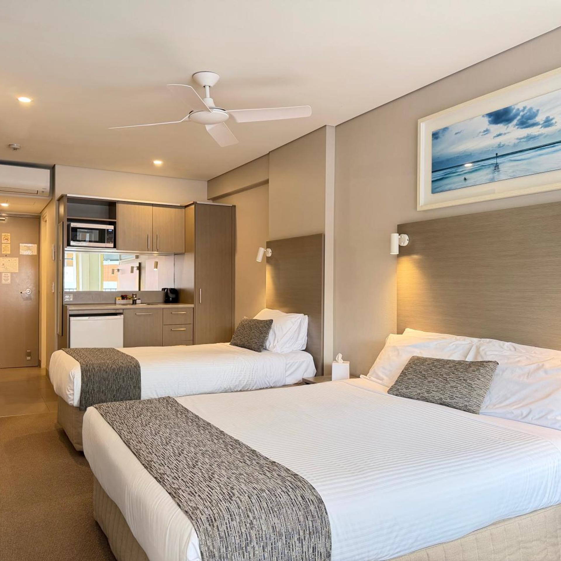 Motel, 1 Queen and 1 Single Bed, Beach View