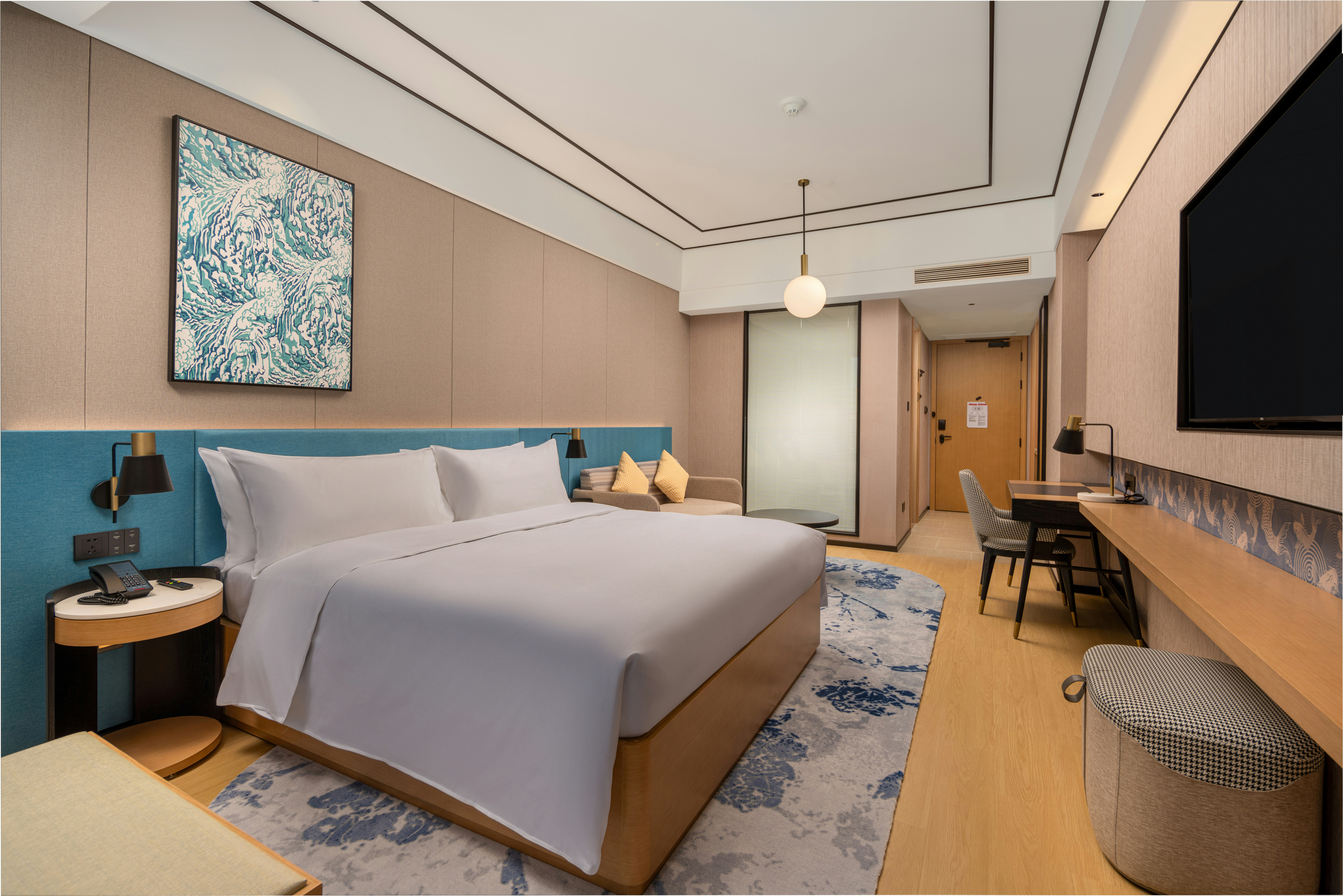 DELUXE, KING BED