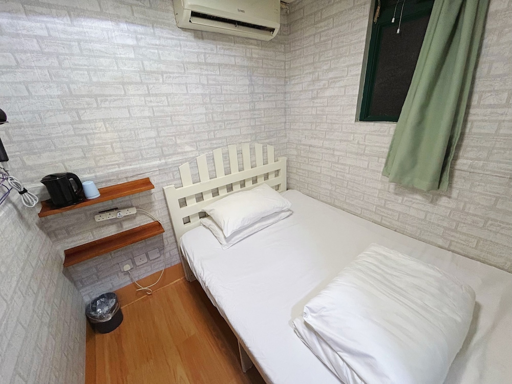 ROOM, DOUBLE BED